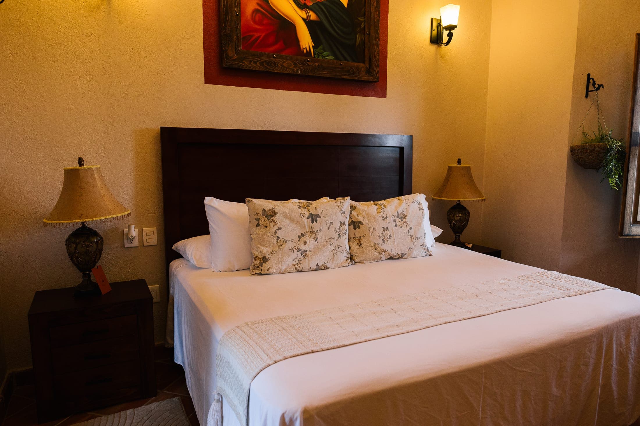 Habitación con cama king y luz cálida